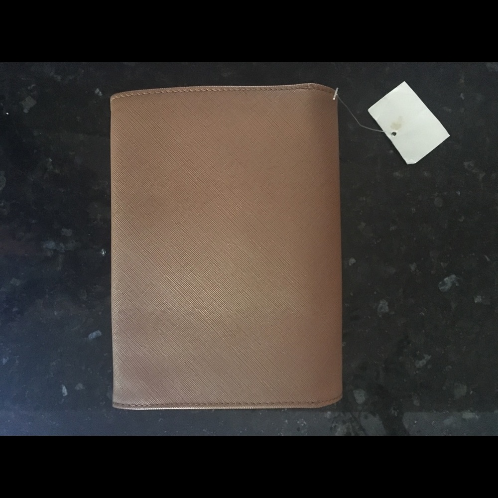 NWT Sandra Roberts , excellent condition, 7.5”x6”